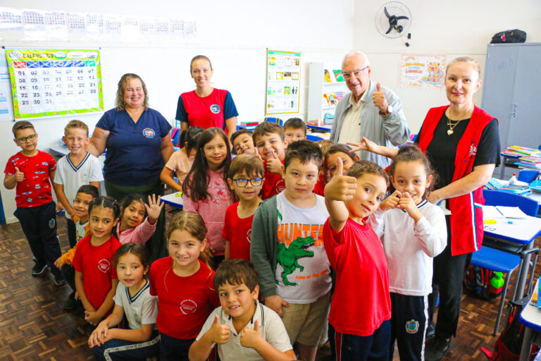 Oito mil alunos da rede municipal de Castro recebem kits escolares