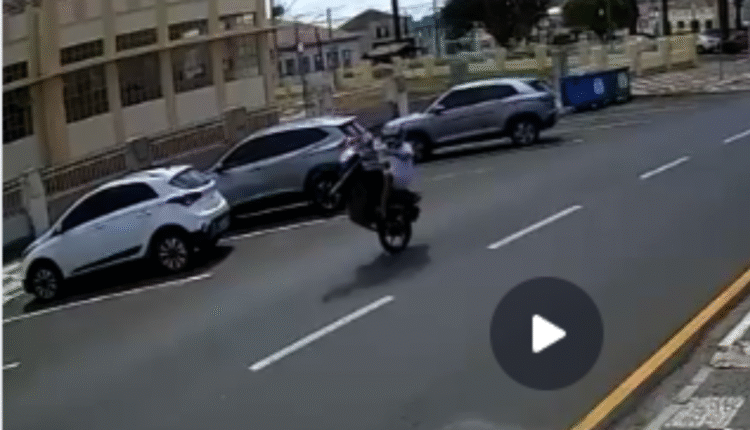 VÍDEO: motociclista empina moto em área central de Castro e acende alerta na região; veja o flagrante