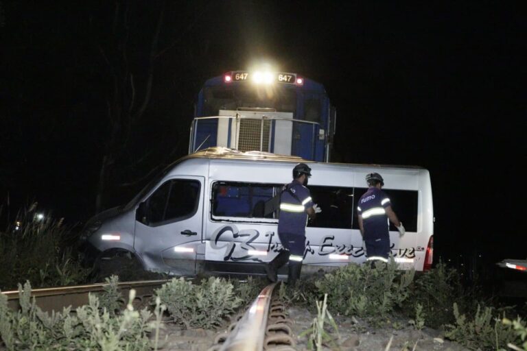 VÍDEO: trem atinge van e arrasta veículo por metros no Boa Vista, em Ponta Grossa