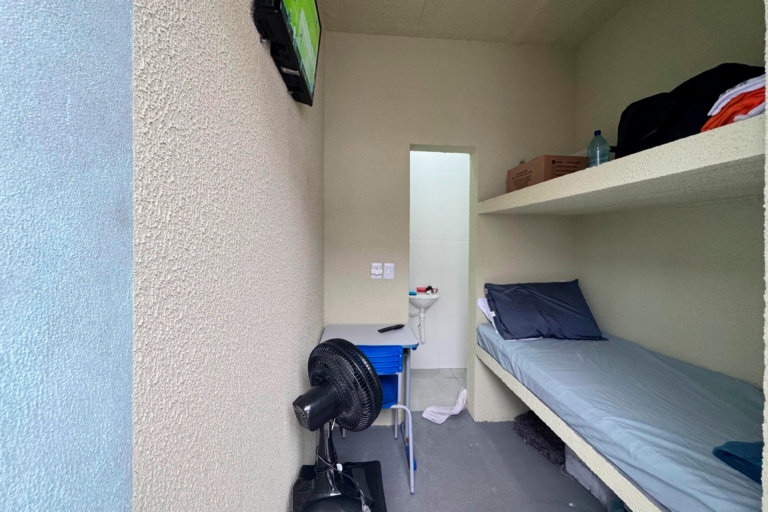 Veja imagens da cela de Filipe Martins em Ponta Grossa