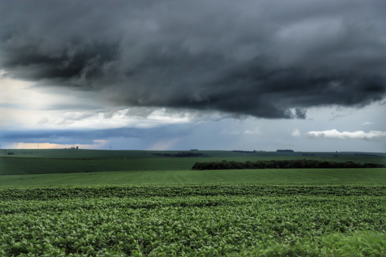 Nova frente fria aumenta risco de tempestade no Paraná