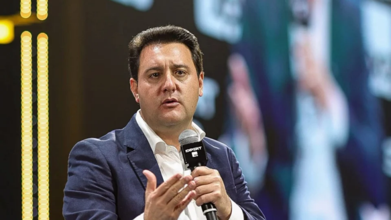 Ratinho Junior desiste de pré-candidatura a presidente