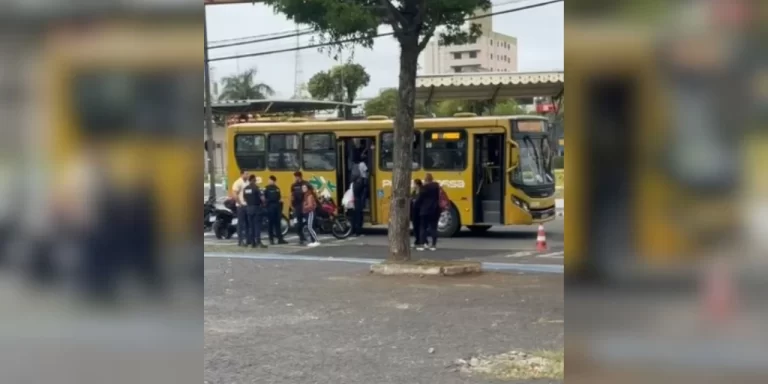 Suspeito é contido por passageiros após assédio a estudantes em ônibus de Ponta Grossa