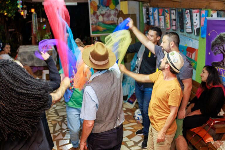 Projeto “Cacarejando Histórias” promove apresentações e oficinas em escolas e instituições de PG