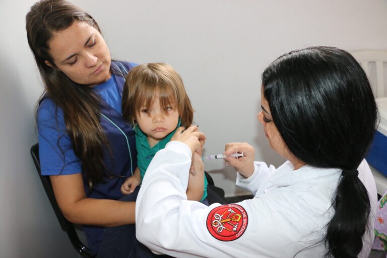 Saúde inicia vacinação contra a gripe em escolas e Cmeis de Castro