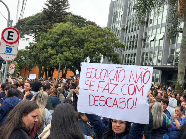 Vídeo: Servidores municipais de Ponta Grossa fazem protesto em frente à prefeitura
