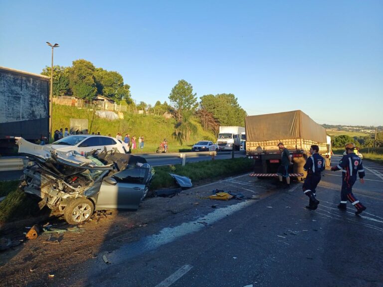 Acidente envolvendo quatro veículos causa duas mortes próximo ao viaduto da Santa Paula