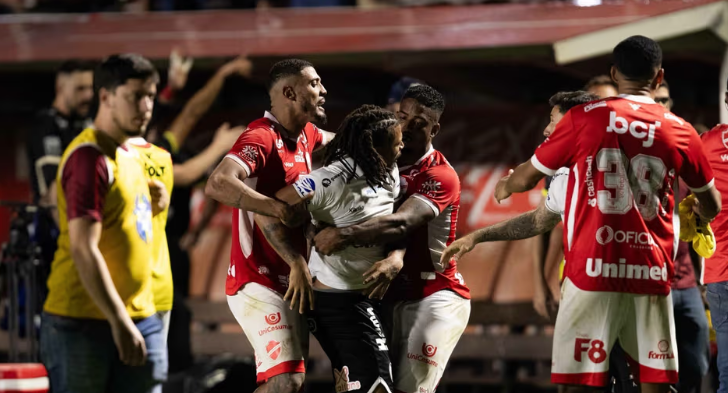 VÍDEO: Vila Nova identifica torcedor suspeito de racismo contra jogador do Operário