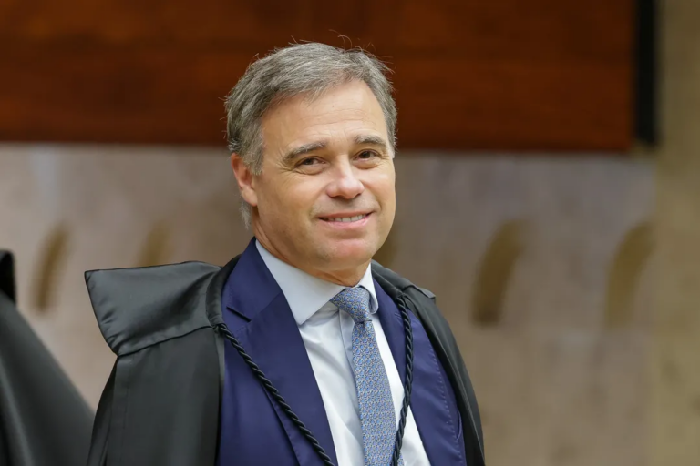 Avião com ministro André Mendonça apresenta problema em SP
