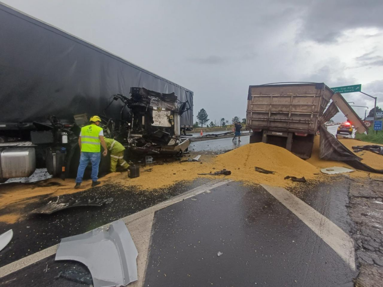 Colisão frontal entre carretas deixa dois feridos graves na BR-376 em Ponta Grossa