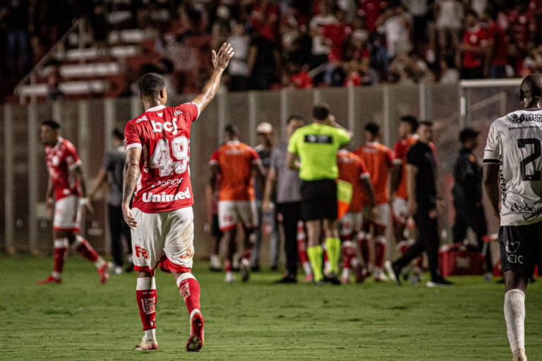 Confusão e denúncia de racismo marcam jogo entre Operário e Vila Nova