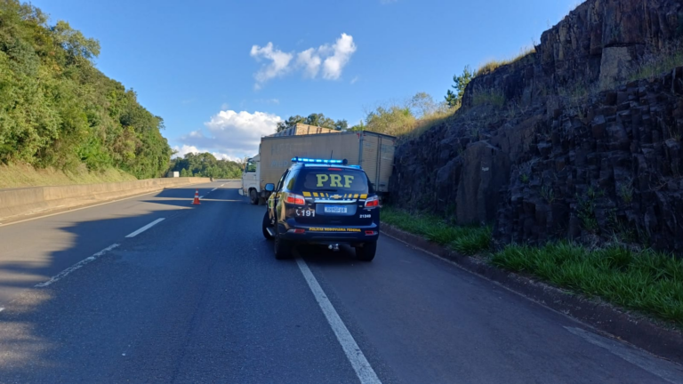 Caminhoneiro quase morre ao ser atropelado pelo próprio veículo em rodovia no Paraná