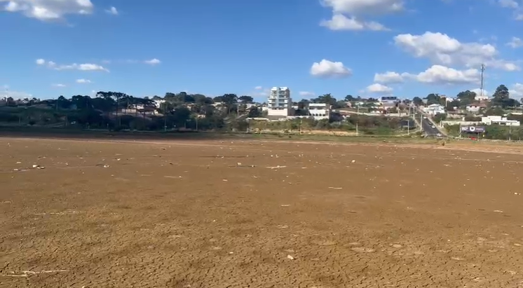 VÍDEO: após início de obras, Lago de Olarias seca completamente, registra peixes mortos e afasta frequentadores em Ponta Grossa