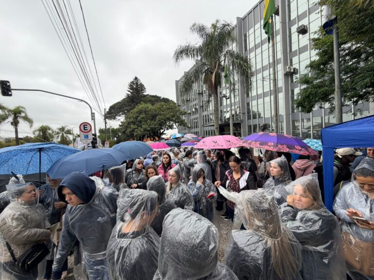 VÍDEO: confira as imagens da mobilização de servidores em frente à Prefeitura de Ponta Grossa