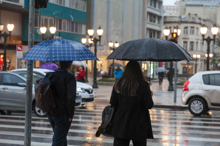 Após fim de semana chuvoso, temperaturas devem despencar no Paraná