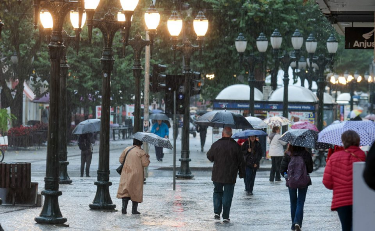 Paraná terá fim de semana chuvoso e novo declínio das temperaturas, prevê Simepar