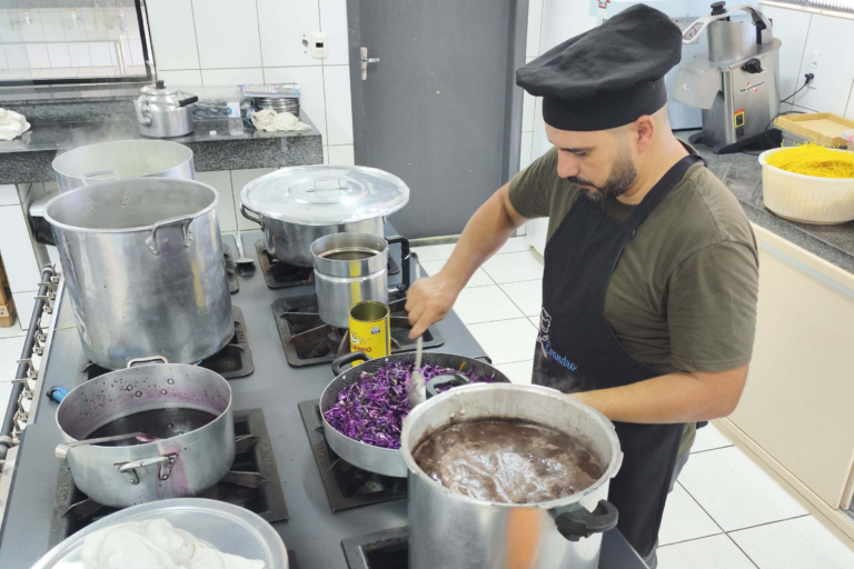 Merendeiro da rede estadual de ensino é finalista de concurso nacional de receitas