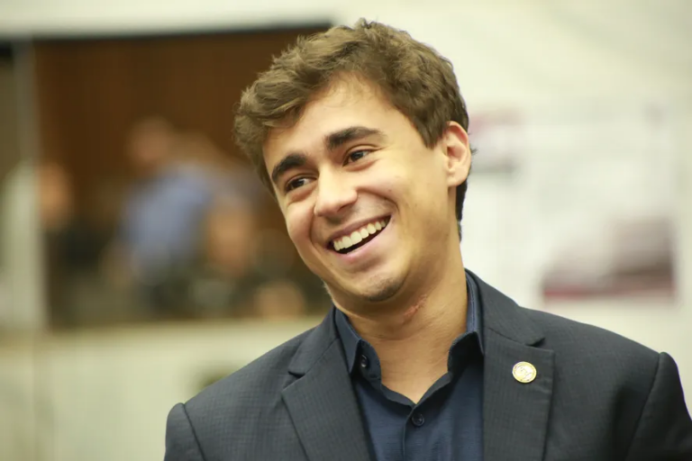Nikolas Ferreira cancela visita a Filipe Martins em Ponta Grossa