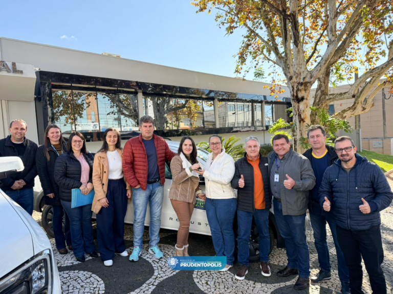 Prefeitura faz entrega oficial de novo veículo para a APAE de Prudentópolis