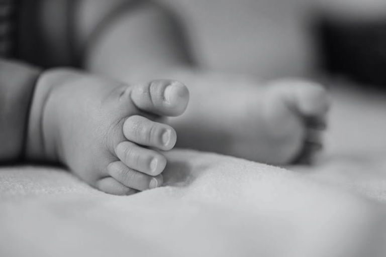 Bebê de 1 ano é encontrado com ferimentos no rosto e pai acaba preso em PG