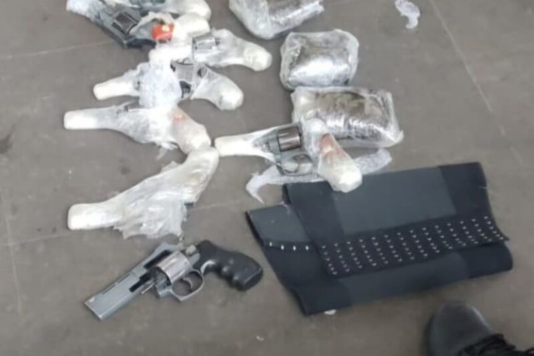 Polícia apreende armas e haxixe na Rodoviária de Curitiba