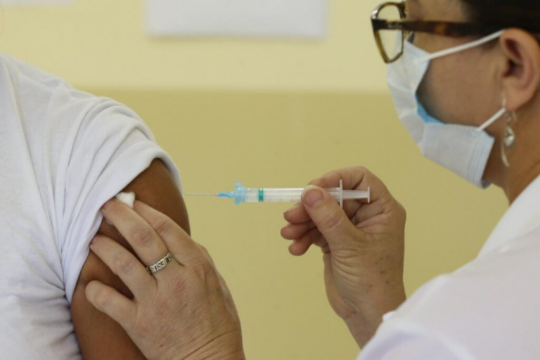 Vacinação contra a gripe no Paraná será aberta para público em geral a partir de segunda