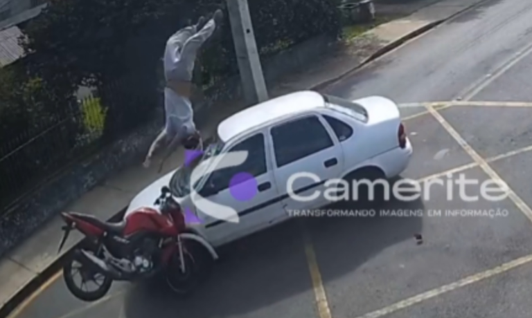 VÍDEO: Motociclista é arremessado ao atingir carro em Carambeí