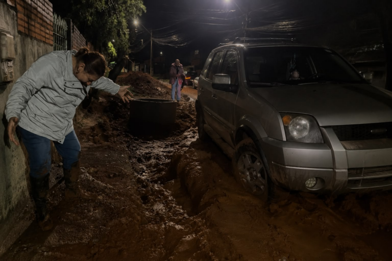 VÍDEO: Carro é parcialmente engolido por obra no Ouro Verde e vereadora cai em buraco durante fiscalização
