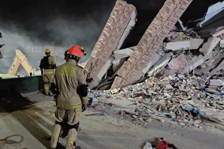 Bombeiros do Paraná atuam contra o tempo para localizar sobreviventes na Venezuela