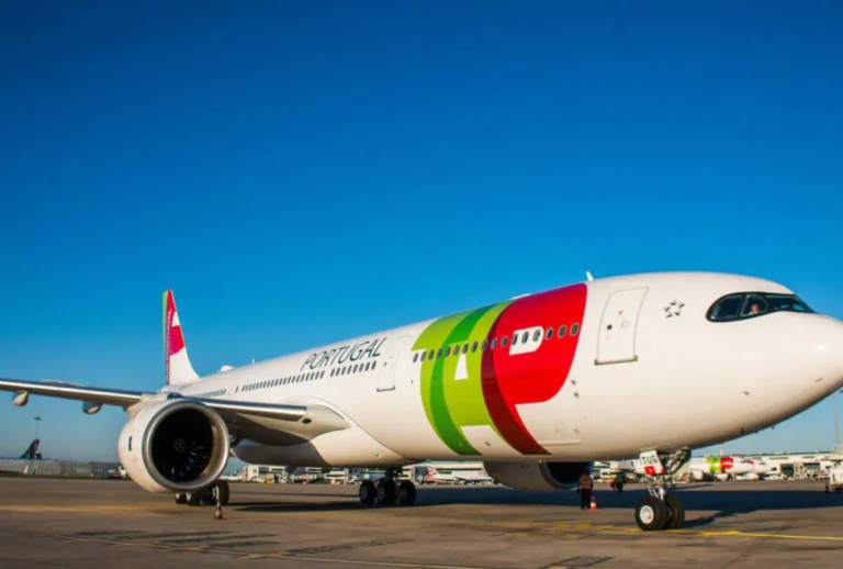 Primeiros passageiros vindos de voo direto de Portugal desembarcam no Afonso Pena