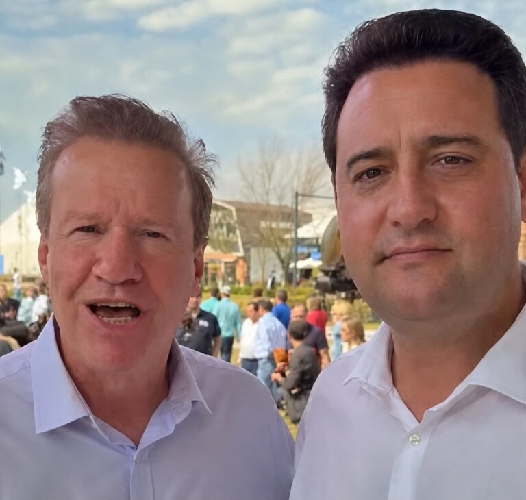 Agroleite: ao lado de Ratinho Júnior, Luis Corti comemora lei que beneficia cadeia leiteira