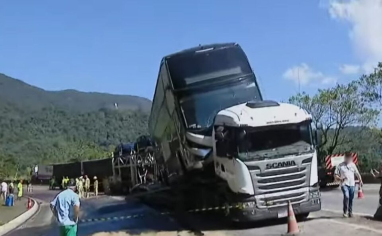 Motorista de carreta é detido após PRF identificar freios manipulados em engavetamento na BR-277
