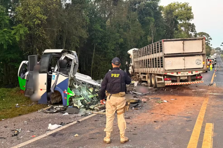 TRAGÉDIA: Acidente entre ônibus e caminhão deixa ao menos 22 mortos na BR-373
