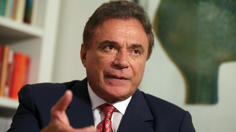 Álvaro Dias anuncia que não será candidato