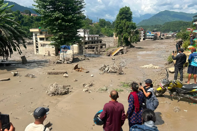 Buscas por vítimas de avalanche no Nepal entram no 2º dia com mais de mil desaparecidos