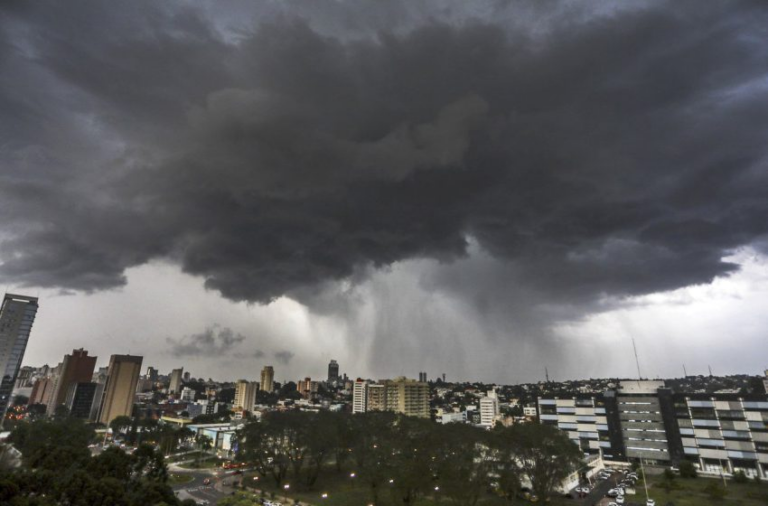 Ciclone extratropical avança no Sul do Brasil e deve provocar temporais