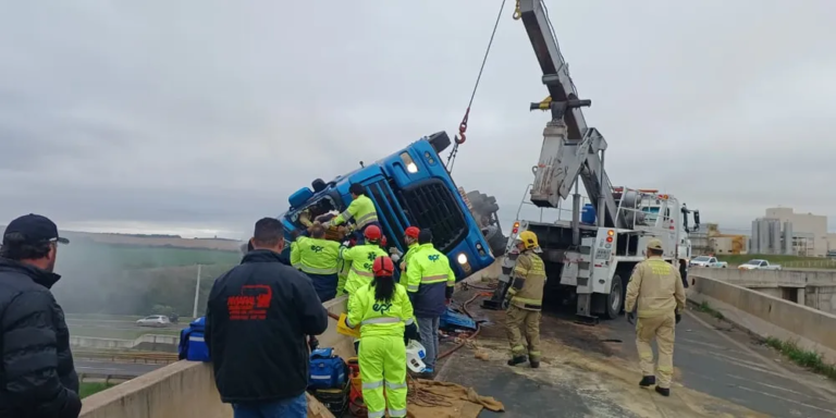 Caminhão tomba e carga pega fogo na PR-151, em PG