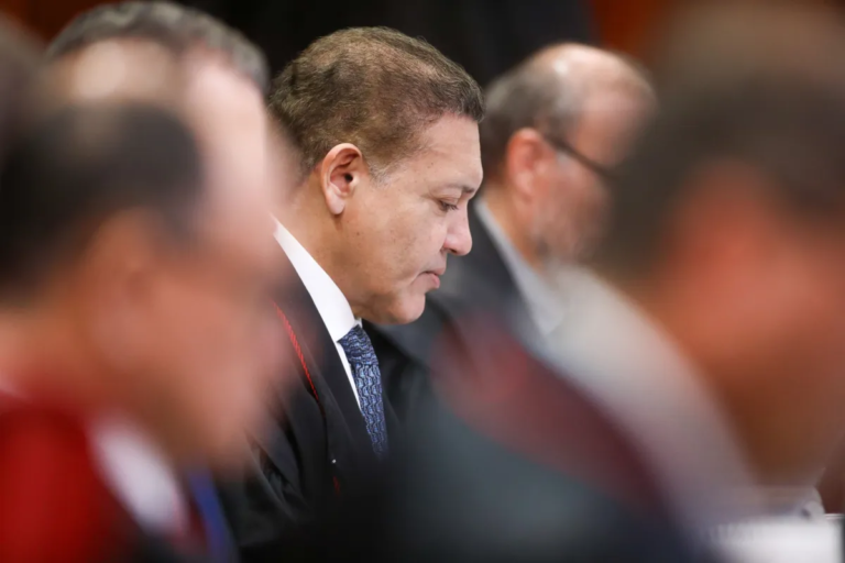Ministros do TSE se reúnem hoje para debater limites da IA nas eleições