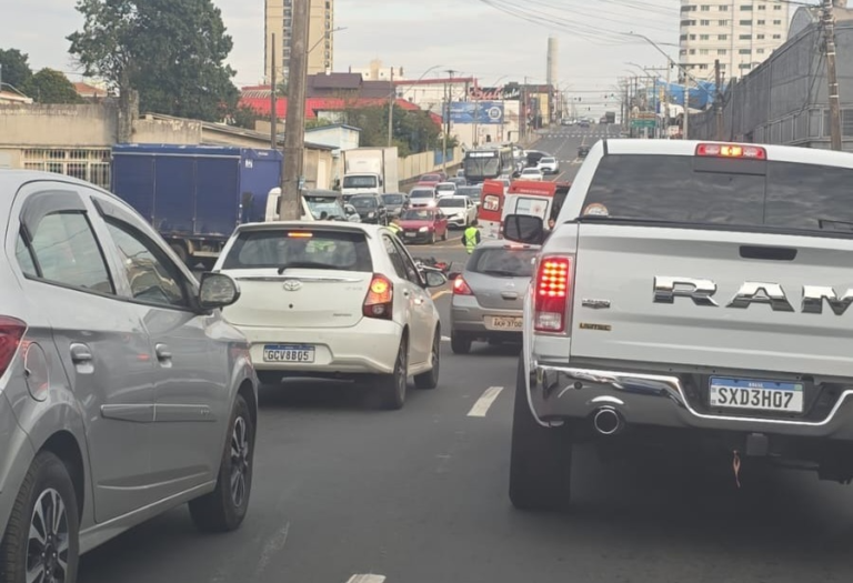 Motociclista de 19 anos fica em estado gravíssimo após bater contra caminhão em PG