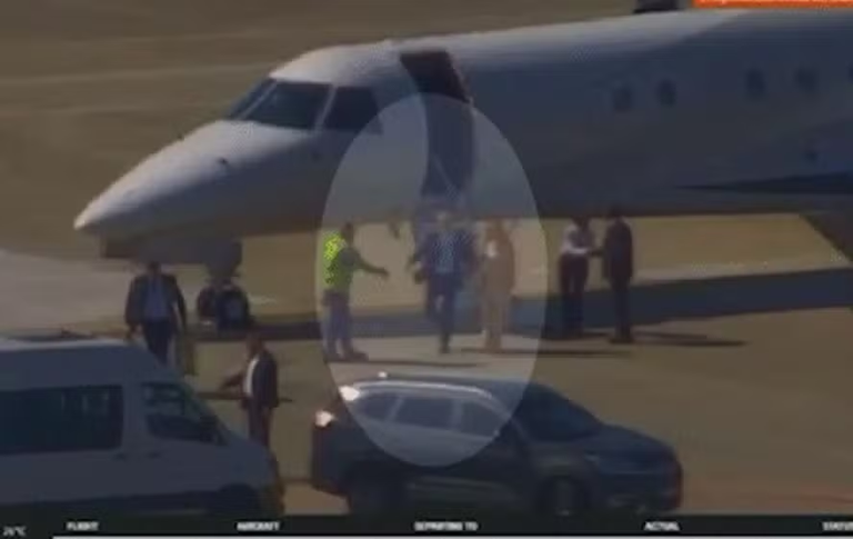 Vídeo mostra Moraes e esposa saindo de jatinho de empresa de Vorcaro em 2025