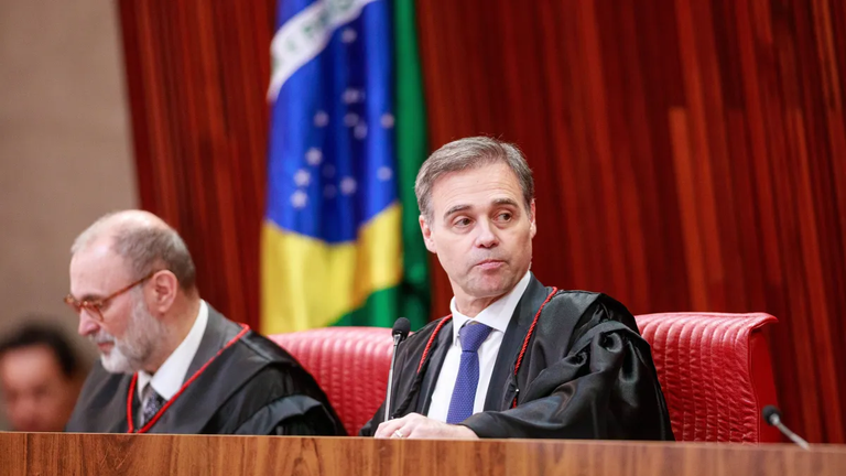 TSE proíbe posts que vinculam Flávio a fake news de Nossa Senhora
