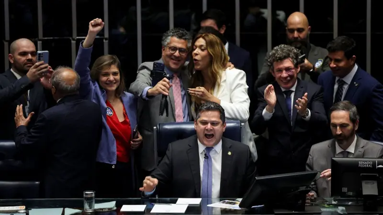 Senado aprova PEC que acaba com a escala 6×1