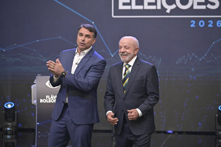 Flávio e Lula trocam ataques e citam Luchsinger, Vorcaro e SUS no 1º debate
