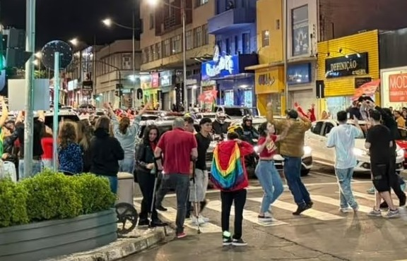 Apoiadores de Lula comemoram reeleição na Avenida Vicente Machado